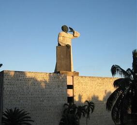 Picture af monument for munken Las Casas